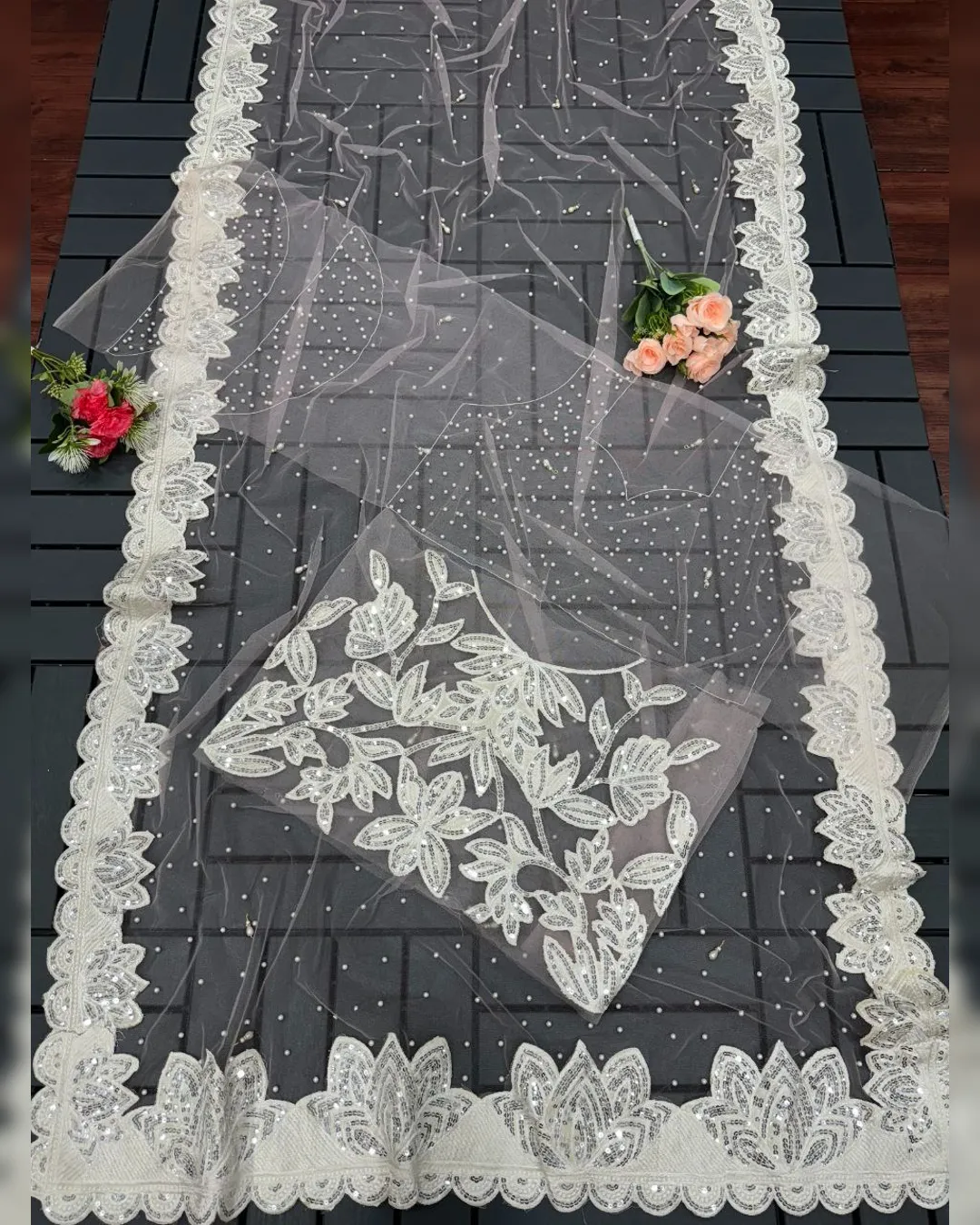 Kareena Kapoor , Karishma Kapoor , Sonam Kapoor \u0026 Rhea Kapoor Shopping in  London.❤️, image size:1080x1350